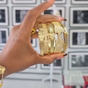 Milan More Jewelry Gold-Tone Women's set of five Bangles - Elegant Pavé Design